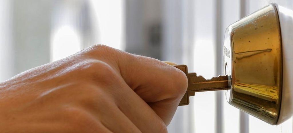 Cerrar la casa antes de salir de vacaciones es mucho más fácil con esta lista. 8 consejos para evitar robos y cómo cerrar la casa en verano.